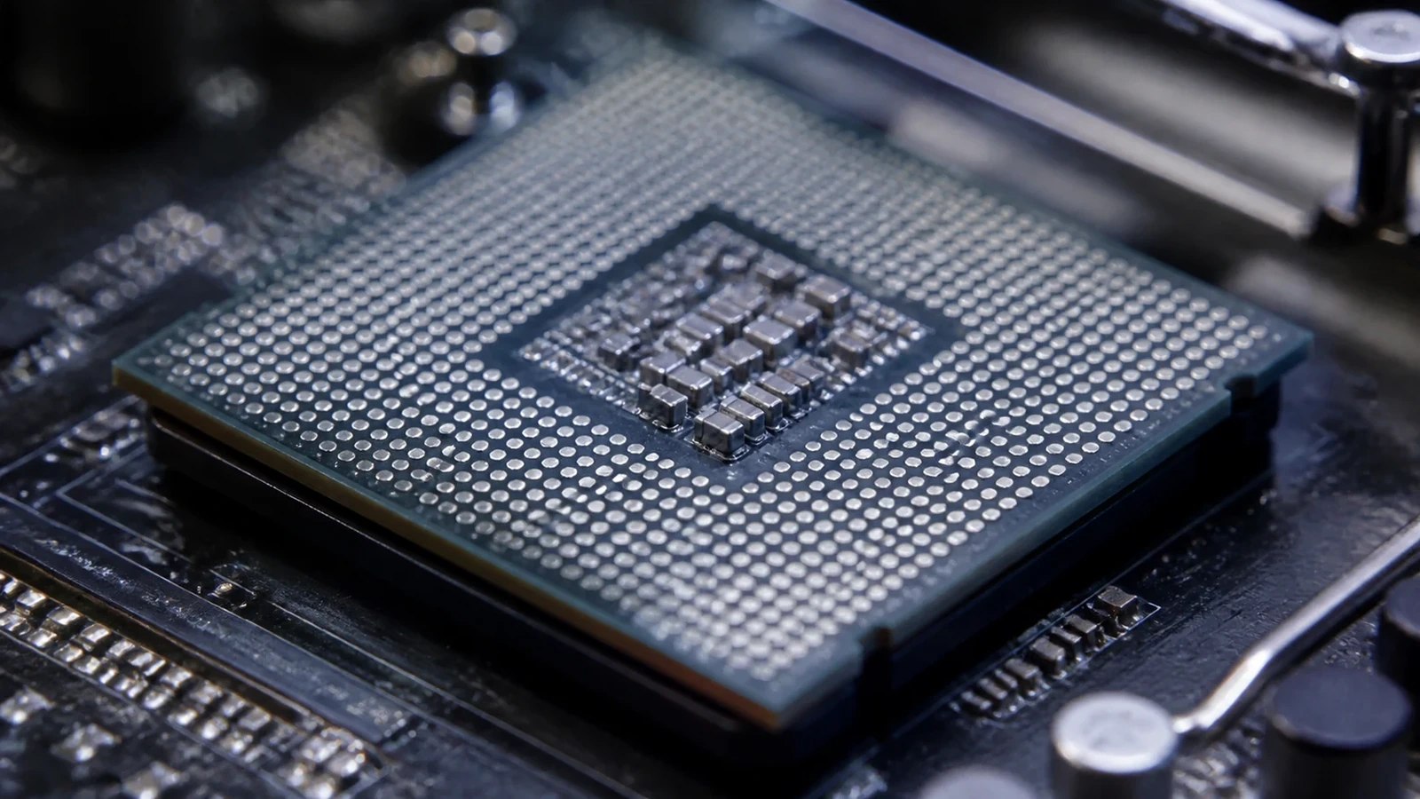 Evaluating a Laptop Beyond the Specification Sheet — editorial photograph 2