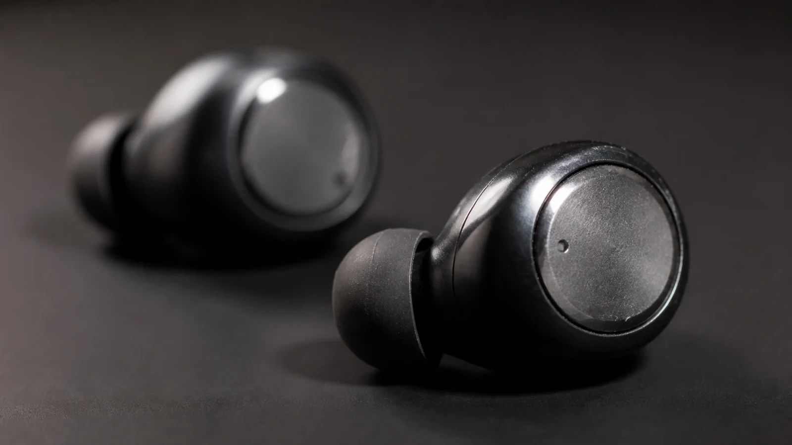 Choosing Wireless Earbuds for Everyday Comfort — editorial photograph 1